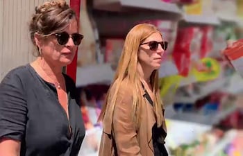 La joyera, modelo y diseñadora de interiores Jade Jagger (i), hija del famoso cantante Mick Jagger, paseando por Ibiza tras ser condenada este viernes a indemnizar con 800 euros a una agente de la Policía Nacional de Ibiza a la que agredió el pasado miércoles en un restaurante.