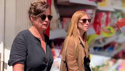 La joyera, modelo y diseñadora de interiores Jade Jagger (i), hija del famoso cantante Mick Jagger, paseando por Ibiza tras ser condenada este viernes a indemnizar con 800 euros a una agente de la Policía Nacional de Ibiza a la que agredió el pasado miércoles en un restaurante.