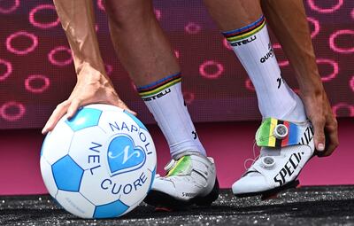 El verbo “hollar”  significa ‘pisar [algo] o poner el pie [sobre ello]’, es irregular y se conjuga como “contar”.