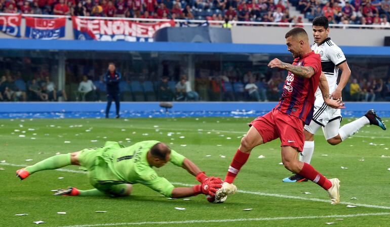 Luis Fariña, hombre de alternativa de Cerro Porteño, quien ingresó en la segunda etapa en reemplazo del juvenil Alan Rodríguez, llega con el balón hasta la posición del arquero franjeado, Librado Azcona. La fiesta en la “Olla” no tuvo goles.