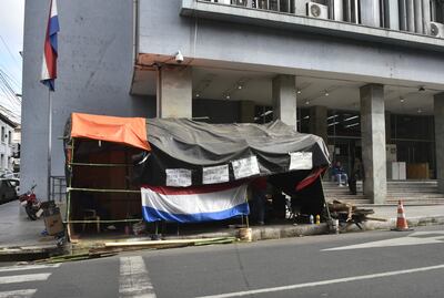 Un grupo de choferes se encuentra hace más de una semana acampando frente a la sede del MOPC, sobre la calle Oliva del microcentro de Asunción.