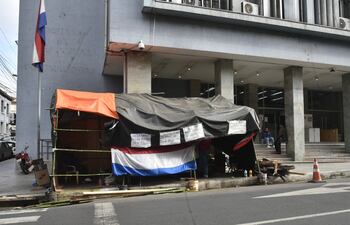 Un grupo de choferes se encuentra hace más de una semana acampando frente a la sede del MOPC, sobre la calle Oliva del microcentro de Asunción.