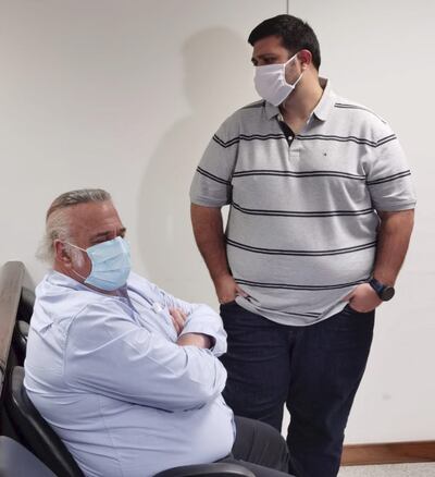 El exsenador colorado Óscar González Daher junto a su hijo, el concejal de Luque por la ANR Óscar Rubén González Chaves.