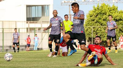 Juan Gabriel Patiño se arroja al césped en su intento por cortar el avance del mediocampista Diego Godoy. (Foto prensa River Plate)