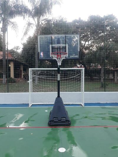 Una de las opciones del complejo es la cancha de básquetbol.
