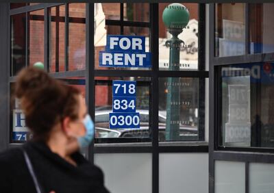 Una persona camina frente a un local que se ofrece en alquiler en Brooklyn, Nueva York.
