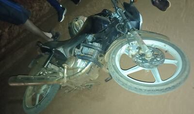 La motocicleta en la que viajaban los hermanos quienes perdieron la vida.