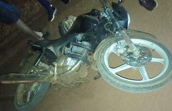 La motocicleta en la que viajaban los hermanos quienes perdieron la vida.