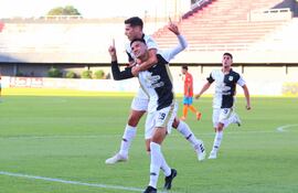 El zaguero central Fredy Guerrero festeja su gol con su dupla Ángel Brizuela. (Foto: APF)