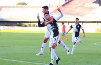 El zaguero central Fredy Guerrero festeja su gol con su dupla Ángel Brizuela. (Foto: APF)