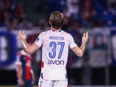Walter Clar festeja con los brazos abiertos después del golazo que convirtió contra Cerro Porteño por el torneo Clausura 2021.