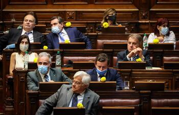 Diputados uruguayos colocan claveles amarillos en homenaje a las víctimas del conflicto armado en Ucrania en Montevideo.
La empresa estatal de telecomunicaciones de Uruguay, Antel, suspenderá la señal de la cadena de televisión rusa RT.