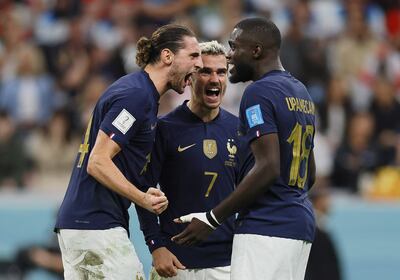 os jugadores franceses (I-D) Adrien Rabiot, Antoine Griezmann y Dayot Upamecano celebran tras ganar el partido de cuartos de final de la Copa Mundial de la FIFA 2022 entre Inglaterra y Francia en el estadio Al Bayt de Al Khor. Varios jugadores de la selección francesa fueron afectados por una gripe y serían bajas en el partido ante Argentina.