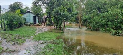 Vivienda afectada por el raudal producida por intensas lluvias en la zona de Arazape del distrito de San Miguel, Misiones.