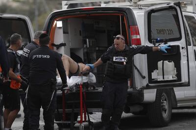 Un  hombre en una camilla es sospechoso de ser un autor de un tiroteo cerca de la ciudad vieja de Jerusalén, hoy, un día después del mortal ataque en una sinagoga.