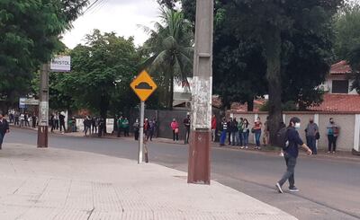 Esta es la imagen de muchas de las paradas de colectivos este Lunes Santo.