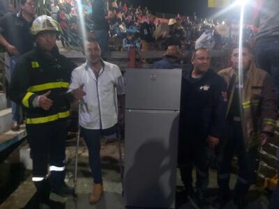 Momento en que Junior Liuzzi, entrega la heladera los bomberos de Carayaó.
