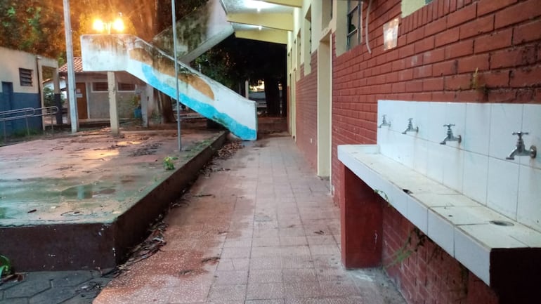 Lavatorios donde los niños se lavarán las manos, en pésimas condiciones.
