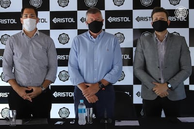 Eduardo Giménez, director de Bristol, Miguel Brunotte, presidente de Olimpia, y Diego Chamorro, gerente de marketing de Bristol.