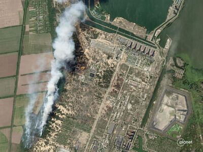 Imagen captada por SkySat  en la que se observan incendios forestales en las cercanías de la central nuclear Zaporiyia en Ucrania, en manos del ejército ruso desde el inicio de la guerra en febrero pasado. (AFP)