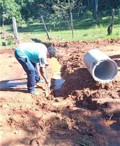 Vecinos de la compañía Potrerito, reparan camino vecinal en Carapeguá.