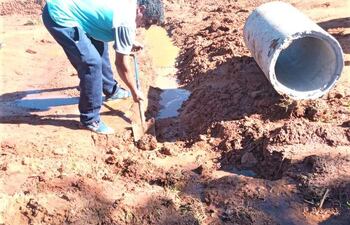 Vecinos de la compañía Potrerito, reparan camino vecinal en Carapeguá.