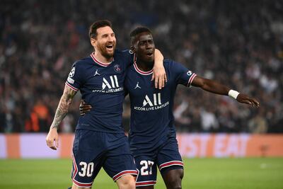 El senegalés Idrissa Gana Gueye (d) celebrando un gol con el argentino Lionel Messi, en París SG.