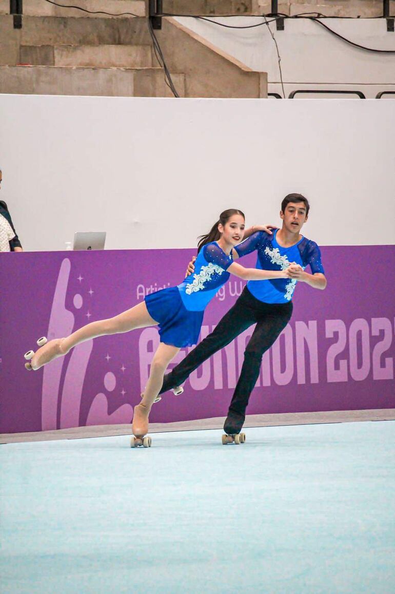 La pareja compuesta por Luciana Sanabria Gulino y Roberto Otazú consiguió la primera ubicación en la categoría Pareja de Danza Juvenil. Fotos: CPP
