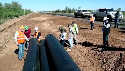El ministro de Obras Públicas, Arnoldo Wiens, verifica los caños de hierro dúctil que se instalarán en el cruce con la Bioceánica.