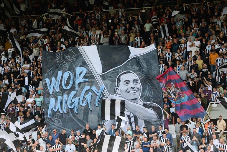 La hinchada del Newcastle ovacionando al futbolista paraguayo Miguel Almirón. (Instagram/Miguel Almirón)