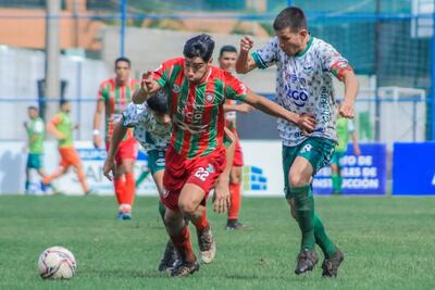 El extremo "rojiverde", Lucas Zalazar intenta dejar atrás la marca del capitán "aviador", Alexander González. (Foto: APF)