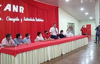 Los intendentes colorados del Alto Paraná (sentados) respaldan una eventual precandidatura de César "Landy" Torres (de pie) a la gobernación.