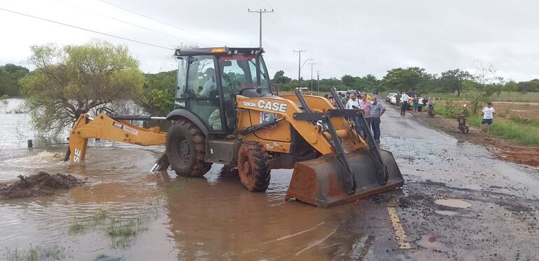 Vecinos observan el trabajo encabezado por el municipio.