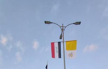 Varias personas trabajan en los preparativos para la visita del papa a Bajdida (Qaraqosh) este lunes.