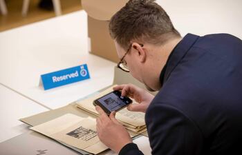 Un periodista toma fotografías de un mapa que conduce a un posible tesoro nazi en Ommeren durante el Día Anual de Acceso Abierto de los Archivos Nacionales en La Haya, Países Bajos.
