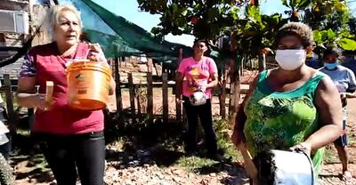 Las mujeres luchadoras, madres del Bañado Sur se sumaron a la protesta en contra del Gobierno ante la falta de respuesta de la SEN que no entrega los insumos de alimentación para que las ollas  puedan seguir alimentando a más de 20.000 personas.
