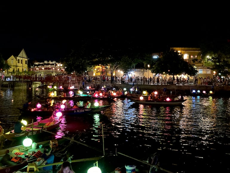 Un mar de farolillos ilumina las barcas que navegan de noche sobre el río Thu Bon.