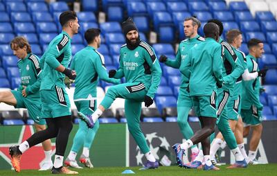 El plantel del Real Madrid realizando calentamientos, en la previa del duelo de esta tarde.
