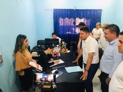 Martha Sarubbi, parada frente al abogado Roberto Méndez Gamarra y Olimpio Rojas.