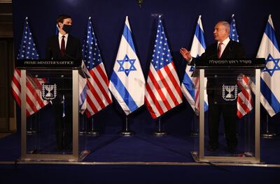 El premier israelí, Benjamín Netanyahu (d), junto con Jarod Kushner, enviado de Donald Trump.