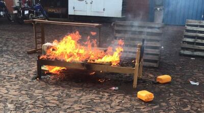 Como protesta, los albergados quemaron los colchones. Denuncian falta de asistencia y alimentos.