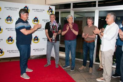 Gerardo García (2° izq.)  y Gustavo Pedrozo (3°) celebraron la gran victoria de su caballo Mr Right en el Premio Especial “Fundación del Jockey Club del Paraguay”. La carrera se disputó el domingo sobre 2.000 metros del hipódromo de Asunción.