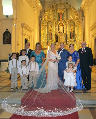 En la imagen se observa a los novios, padrinos y cortejo.