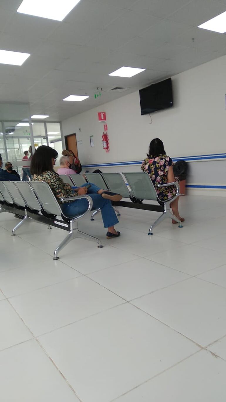 Gentileza. Foto tomada desde la sala de espera del CESI del IPS mientras la espera se hacía tediosa para algunos. Varios llegaron tarde a sus puestos de trabajo por culpa de los problemas que la previsional sigue presentando.