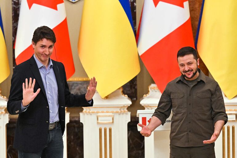 El primer ministro canadiense Justin Trudeau (a la izquierda) y el presidente ucraniano Volodimir Zelenski durante una reunión hoy en Irpin, Ucrania.
