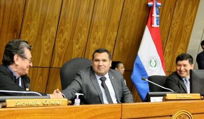 El diputado cartista Derlis Maidana (centro), cuyo sector busca usar los royalties en gastos rígidos y rechaza el recorte de ese dinero que se da a municipios.