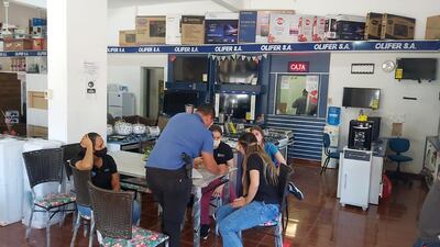Delincuentes perpetran un asalto en el interior de un local de venta de muebles y electrodomésticos en Ciudad del Este.