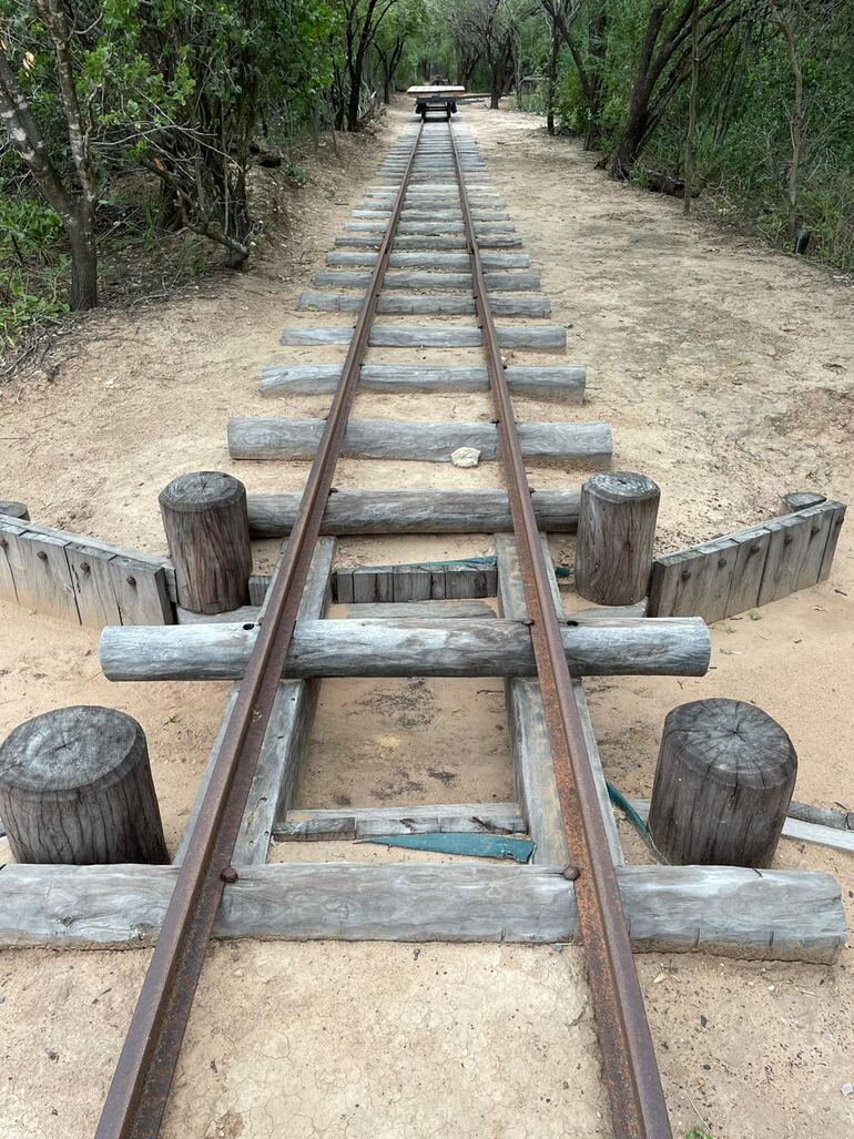 Parte de las vías actuales de la estación Fred Engen se conservan hasta la actualidad, de fondo se observa un vagón restaurado.