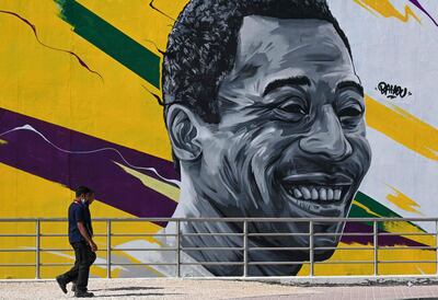 Una foto gigante de Pelé en un mural de Doha, Qatar. El brasileño tiene el récord de ser el único futbolista en haber ganado tres Mundiales.