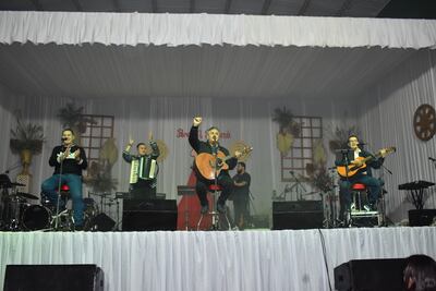 Los Ojeda, con su variado repertorio se ganó el cariño de la gente en la vigésima edición del festival para ti mamá